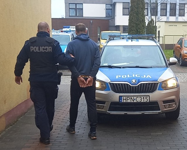 Poszukiwany przewoził narkotyki. Został zatrzymany przez policjantów w Cedrach Wielkich