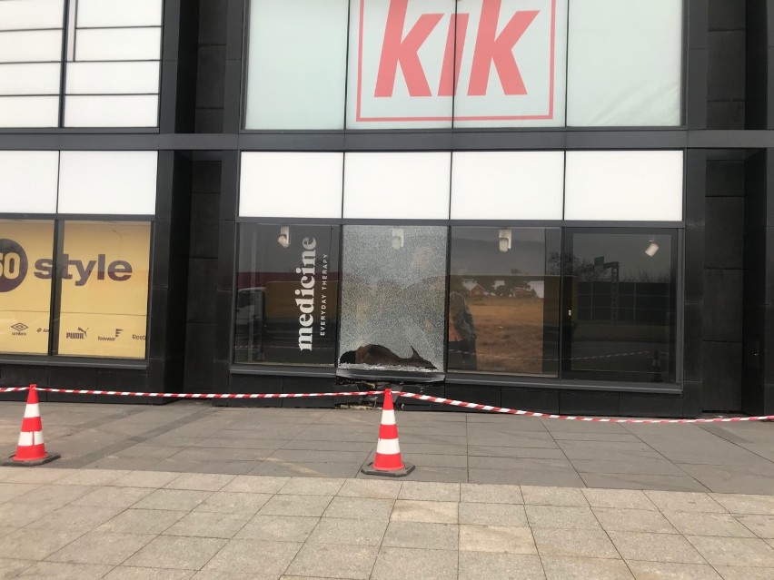 W Kielcach samochód uderzył w witrynę galerii handlowej