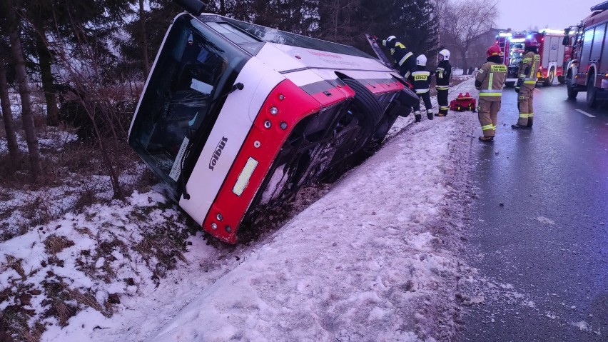 Autobus wpadł do rowu w Wilczynie