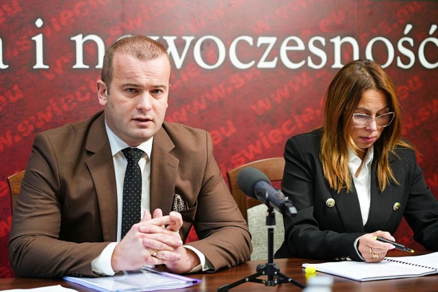 Burmistrz Krzysztof Kułakowski i skarbnik Marzena Rzymek przedstawili projekt budżetu gminy Świecie na 2023 rok