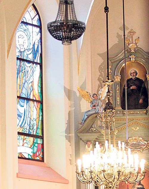 Kościół w Pankach zdobią witraże wykonane metodą klasyczną