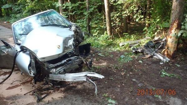 Wypadek w Skorzęcinie. Porsche zatrzymało się na latarni