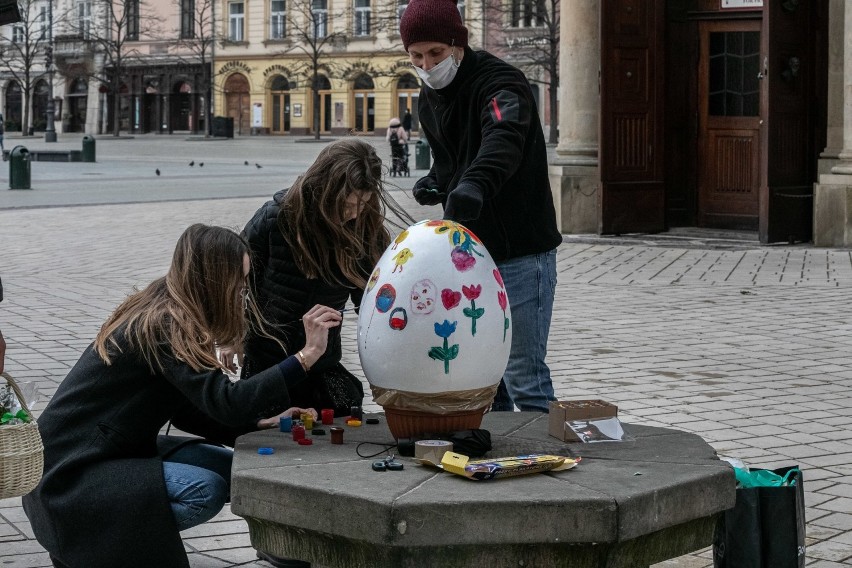 Malowanie wielkich jaj na krakowskim Rynku