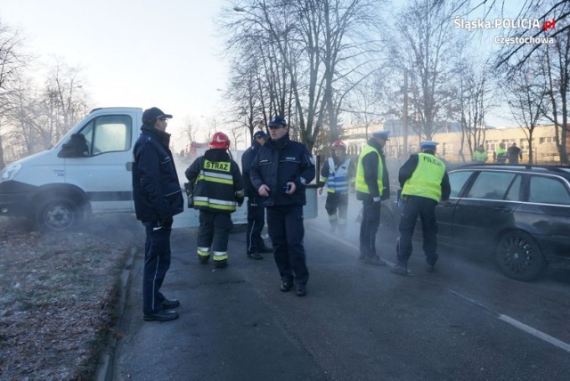 Częstochowa: Po zderzeniu samochodów na ulicy Pułaskiego w Częstochowie, z jednego z pojazdów wylał cię ciekły azot