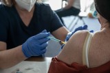 Szczepienia w szpitalu klinicznym w Opolu przyspieszają. Nawet 1400 szczepionek przeciw COVID-19 każdego dnia