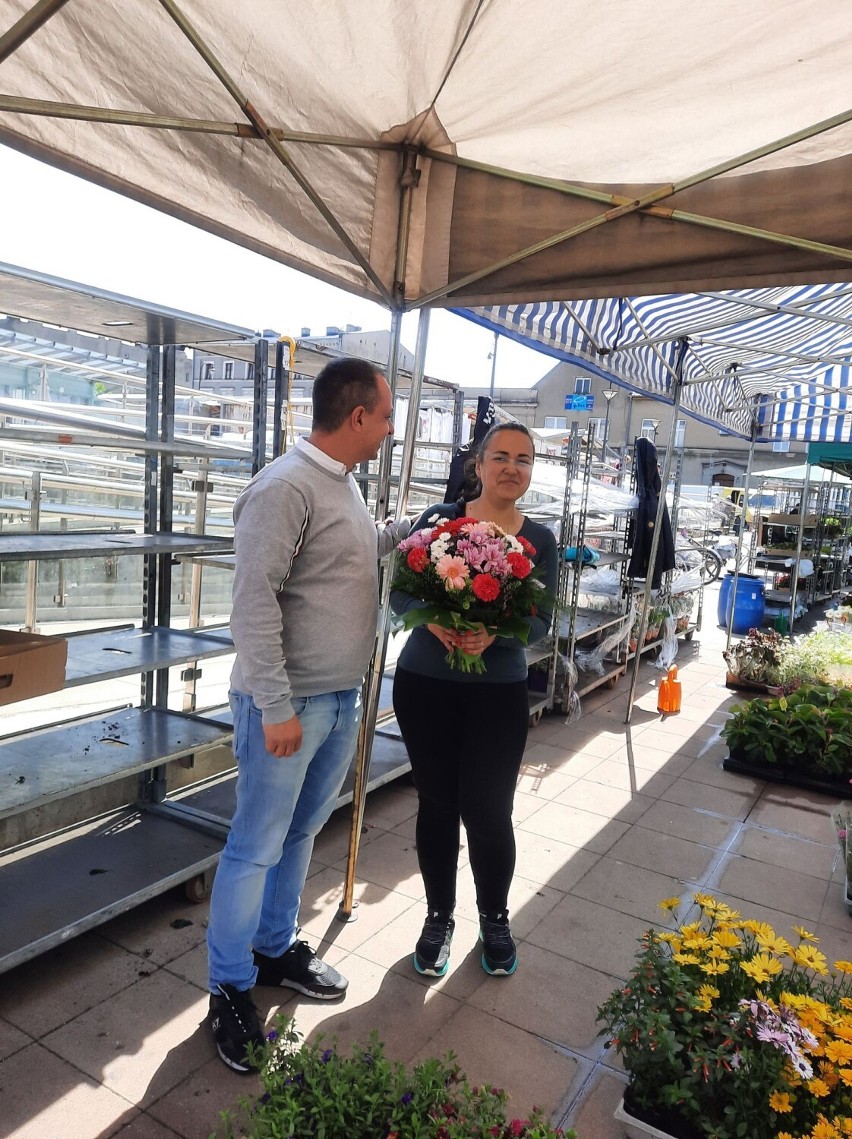 Gniezno. Ukrainka, którą zaatakowała na targu starsza kobieta, dostała kwiaty i „przeprosiny”. „Jesteście tutaj mile widziani” [FOTO]