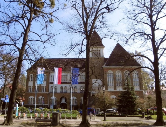 W centrum Sopotu, przy ul. Kościuszki wznosi się okazała bryła ratusza miejskiego.  
Fot. Darek Szczecina