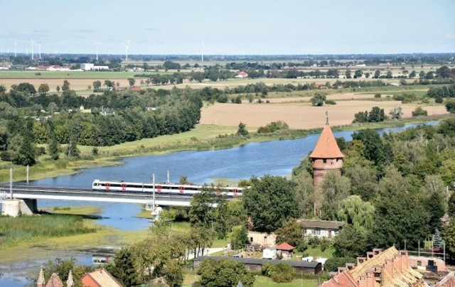 Tereny miasta i gminy w Kałdowie rozdziela linia kolejowa.