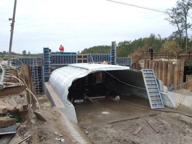 W Niedośpielinie nowo budowany most poprowadzi m.in. na cmentarz