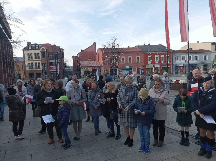 Przy dźwiękach marszowego rytmu, jaworznianie przeszli pod...