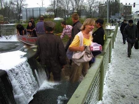 Wielu mieszkańców Podbeskidzia nadal nie może zapomnieć powodzi z lipca ubiegłego roku.  /  JACEK ROJKOWSKI