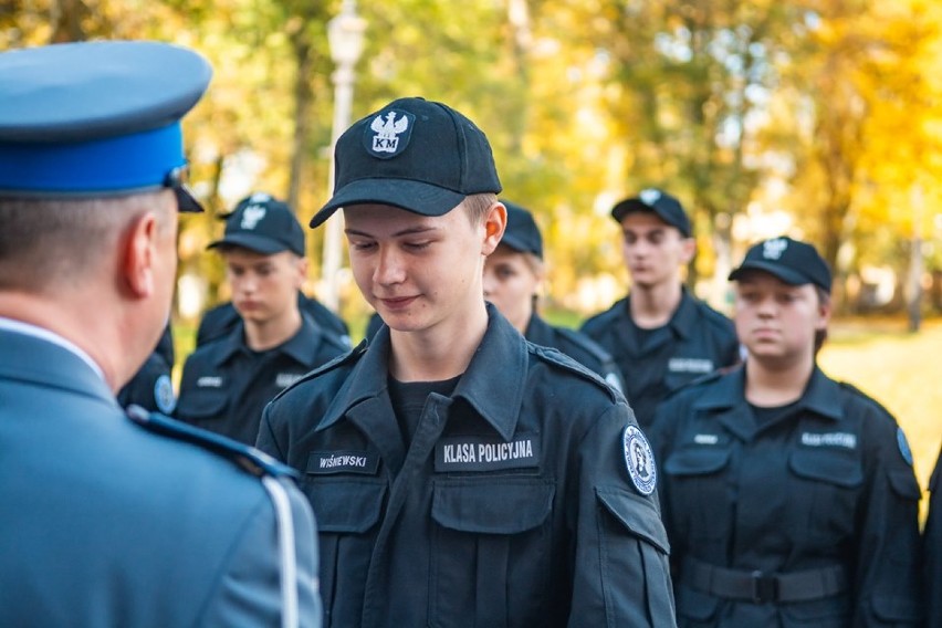Zaprzysiężenie kadetów z klasy policyjnej w Zespole Szkół w Objezierzu