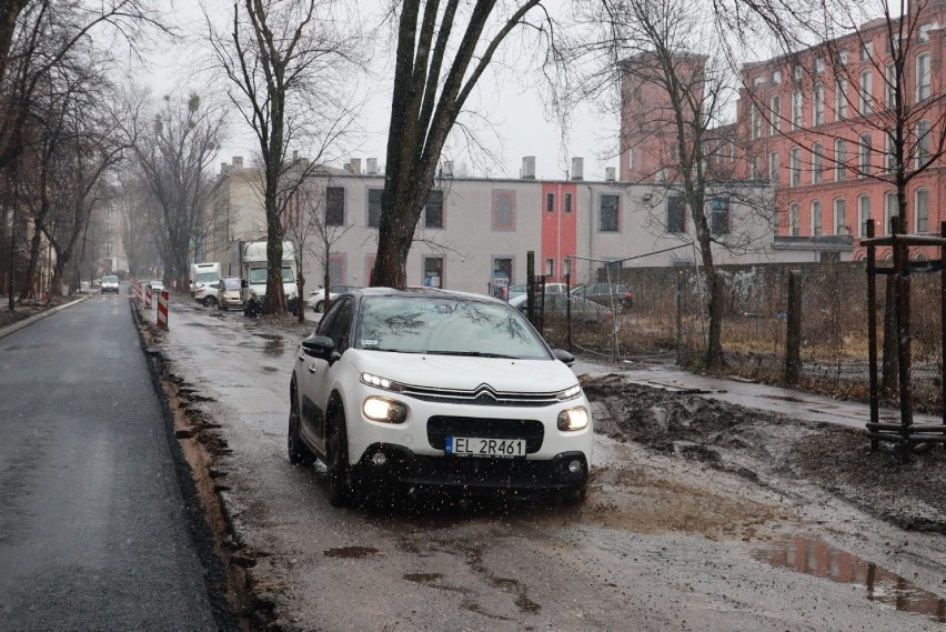 W poniedziałek kolejny etap remontu ul. Struga. Ulica jest przejezdna, ale w złym stanie ZDJĘCIA