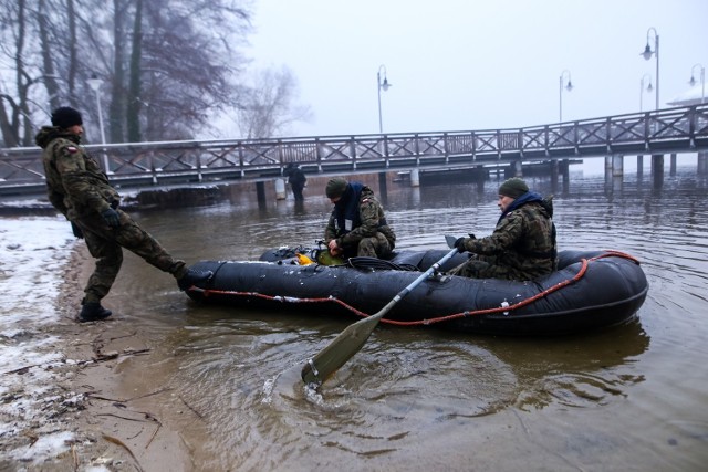 W poniedziałek, 13 grudnia nurkowie-minerzy z 8. Flotylli Obrony Wybrzeża w Świnoujściu usunęli bombę lotniczą z jeziora Kierskiego. 

Zobacz zdjęcia z akcji --->