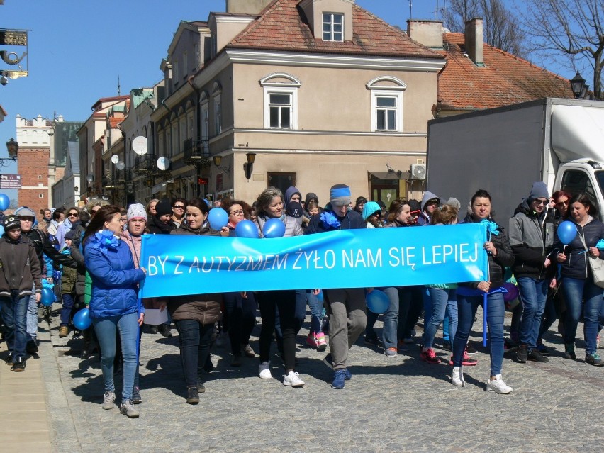 W Sandomierzu obchodzono Światowy Dzień Świadomości Autyzmu. W niebieskim pochodzie przeszło prawie 300 osób 