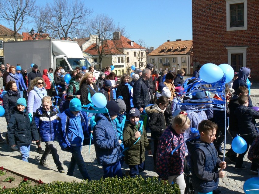 W Sandomierzu obchodzono Światowy Dzień Świadomości Autyzmu. W niebieskim pochodzie przeszło prawie 300 osób 