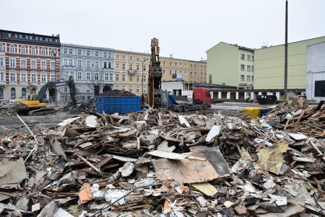 Centrum przesiadkowe Opole Główne. Trwają prace rozbiórkowe na dworcu, budowlańcy mają się wkopać na dwa metry pod poziom gruntu.