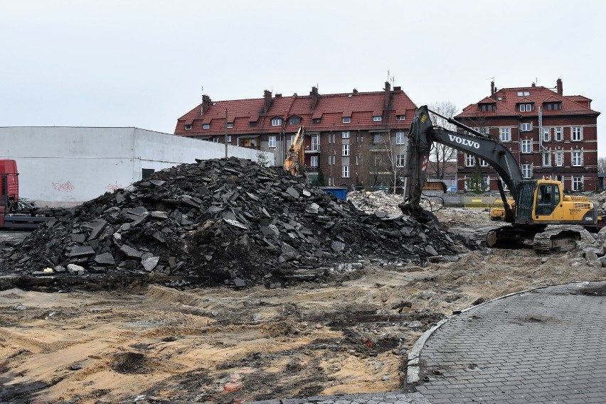 Centrum przesiadkowe Opole Główne. Trwają prace rozbiórkowe...