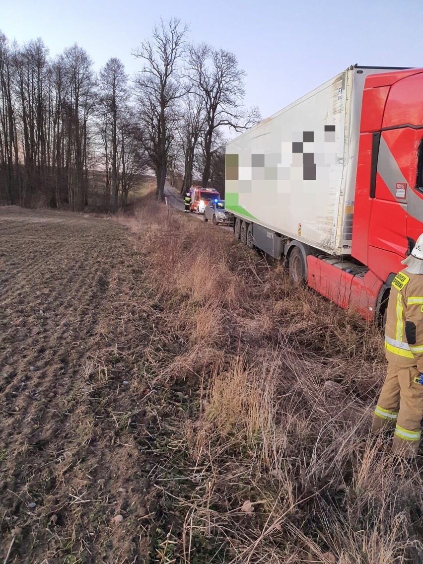 Niebezpiecznie na drodze koło Barwic. Ciężarówką w drzewo [zdjęcia]