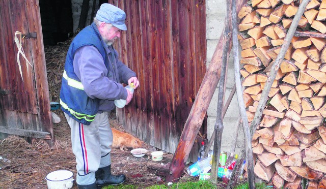 Stanisław Lis z Dąbrówki mówi, że nikt z gminy nie przychodzi karmić zwierząt. Pożywienie dla czworonogów kupuje sam