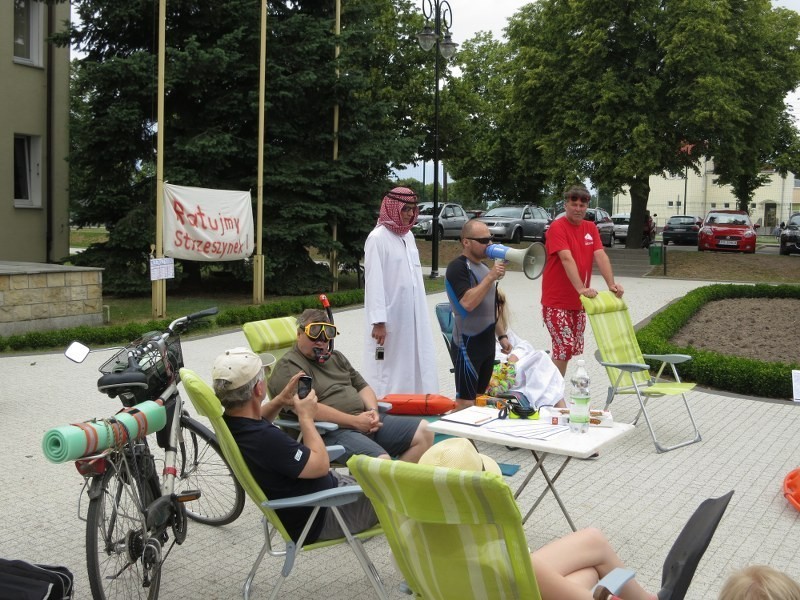 Choć protest dotyczył poważnej sprawy, protestujący bawili...