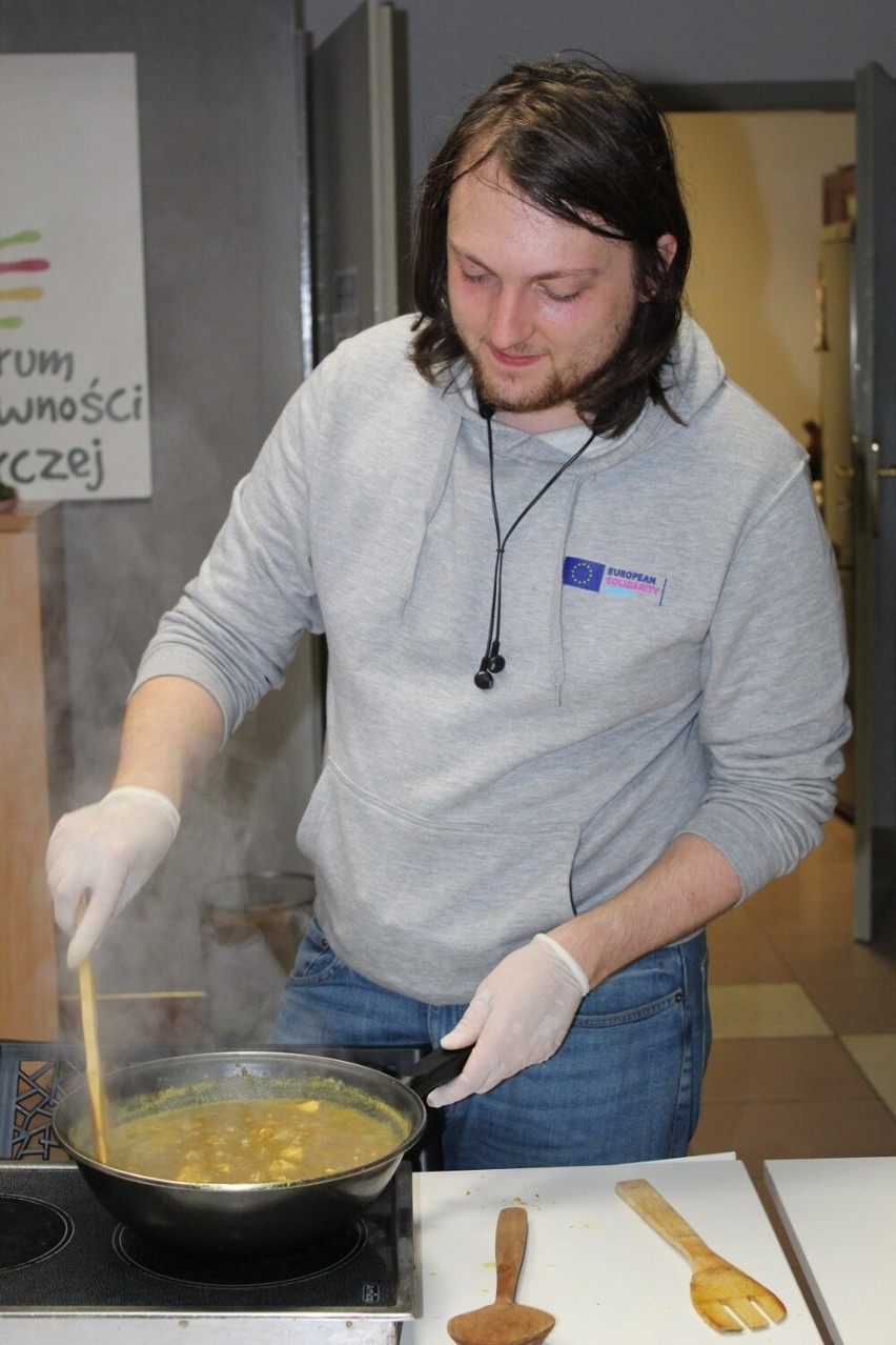 W Fundacji Centrum Aktywności Twórczej gotowano zupę dla bezdomnych [ZDJĘCIA]