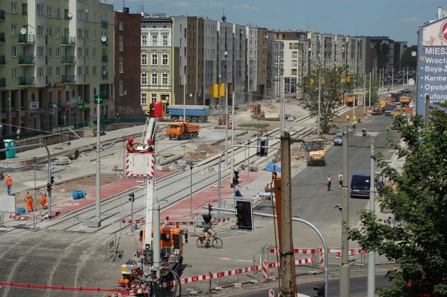 Ostatnie prace przed otwarciem ulicy Pułaskiego po remoncie - czerwiec 2012 roku