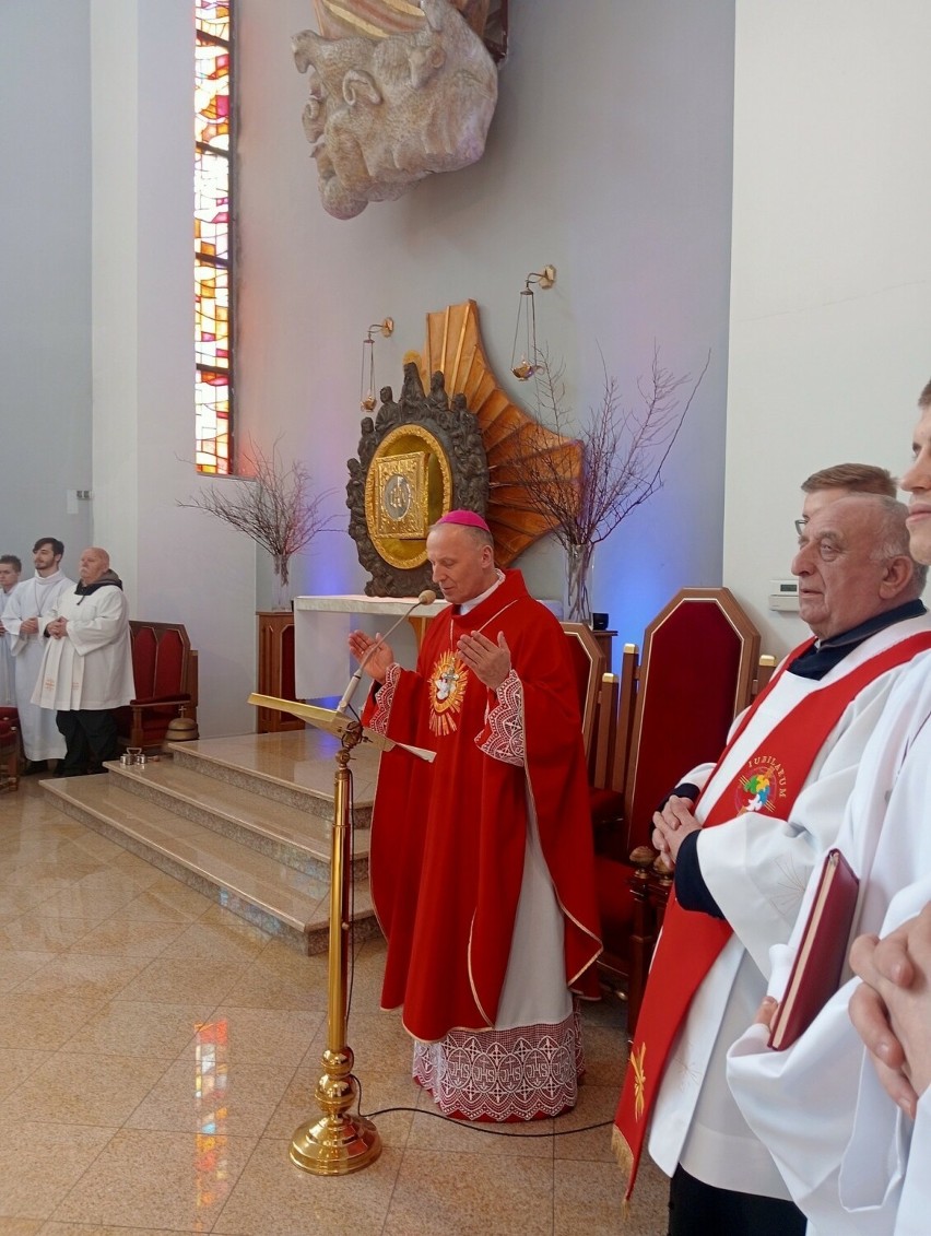 Bierzmowanie w parafii Chrystusa Dobrego Pasterza w Radomiu. Sakramentu udzielił biskup Marek Solarczyk