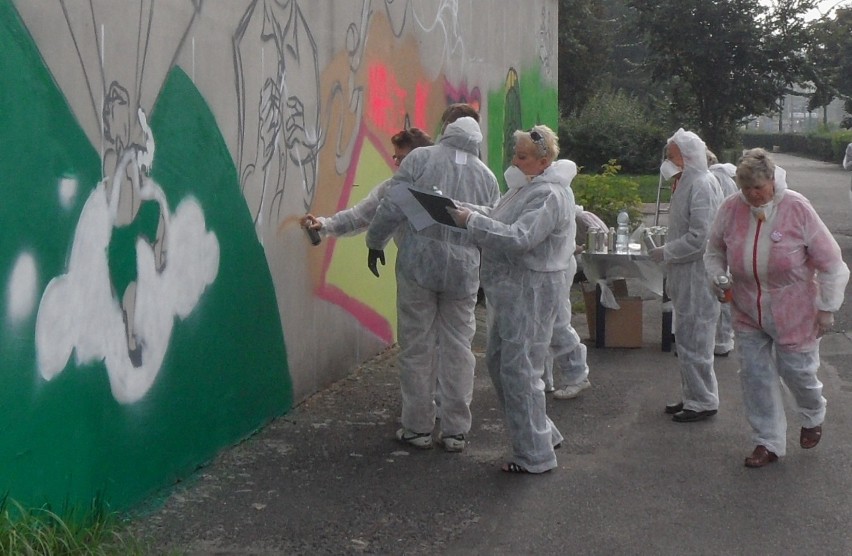 Sosnowiec: seniorzy malowali graffiti na ścianie kamienicy [ZDJĘCIA]