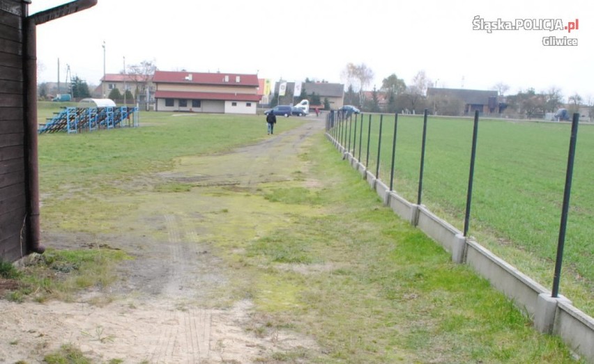 Łany Wielkie: Skradli ogrodzenie boiska piłkarskiego, bramki i bramę wjazdową [ZDJĘCIA]