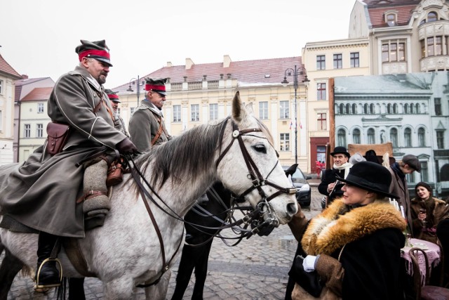 Na Starym Rynku specjalnie zainicjowany plan filmowy pozwolił nam przenieść się w czasie oraz opowiedzieć historię, która wydarzyła się 97 lat temu w Bydgoszczy. 

Czytaj również: 97 lat temu Bromberg znów stał się Bydgoszczą! [zdjęcia, wideo]

Wspólnie z rekonstruktorami odtworzono uroczyste przekazanie klucza do miasta przez niemieckiego burmistrza Hugona Wolffa, zwierzchniej władzy Janowi Maciaszkowi. Zadbano nawet o najdrobniejsze szczegóły, w tym stroje z epoki, a nawet historyczne pojazdy.



