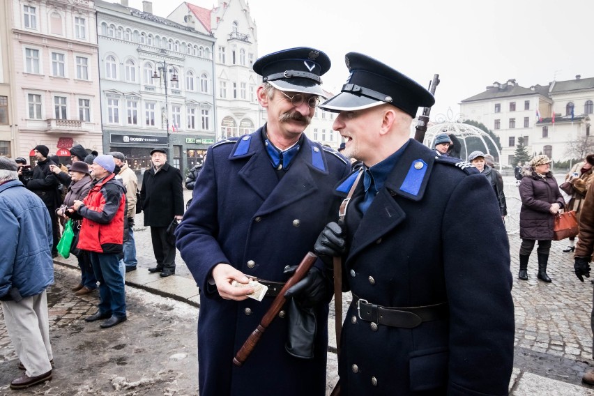 Na Starym Rynku specjalnie zainicjowany plan filmowy...