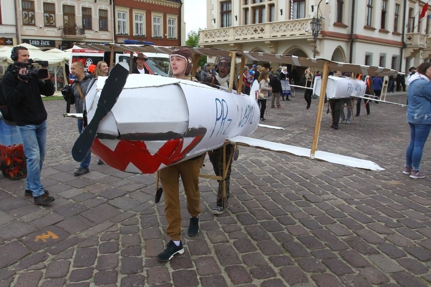 Na wyróżnienie zasługuje przebranie za samolot. Acz...