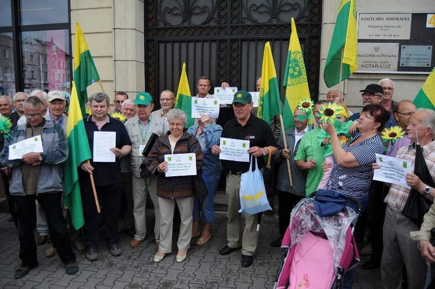 Śrem: pikieta działkowców pod biurem posła Filipa Kaczmarka na śremskim rynku [ZDJĘCIA]