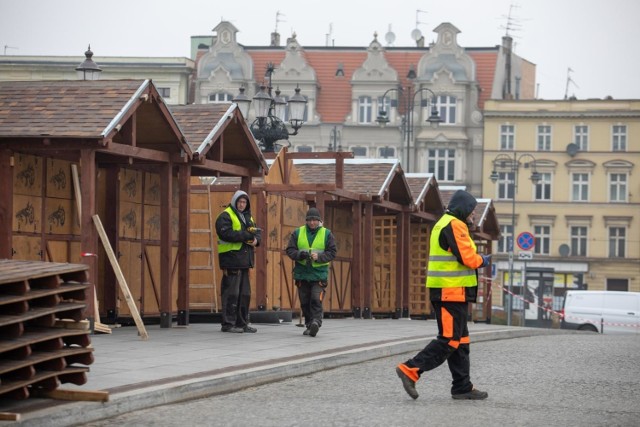 Wieszanie świetlnych girland i montaż straganów na Mostowej rozpoczęto w środę (26 XI). Przygotowania do jarmarku świątecznego ruszyły już pełną parą, bo i tegoroczna edycja ma być wyjątkowa. 

Oprócz straganów ze smakołykami i ozdobami, będzie także zimowe wesołe miasteczko na pl. Teatralnym z młyńskim kołem czy kryształowym pałacem. Ulice w centrum rozświetlą wkrótce ozdobne iluminacje.

Przypominamy, że obowiązuje zakaz zatrzymywania się na placu Teatralnym, zamknięta dla ruchu jest ul. Mostowa i plac Teatralny (od ul. Grodzkiej do ul. Focha). Jednocześnie odwrócono kierunek w ruchu na ul. Grodzkiej przy spichrzach - auta mogą poruszać się tylko w kierunku ul. Podwale.






   

Smaki Kujaw i Pomorza odcinek 14


