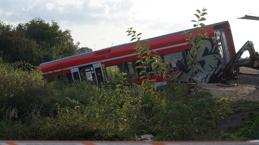 Wrak pociągu po wypadku w Kołbaskowie