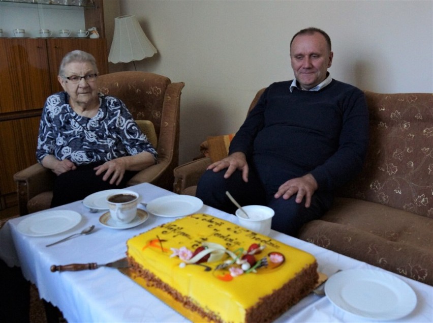 Pniewy. Jadwiga Marszałkiewicz świętowała 95. urodziny! Był tort, gratulacje i mnóstwo życzeń!
