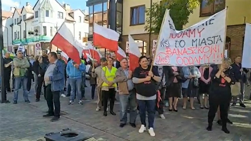 Mieszkańcy gminy Chełm zaprotestowali w poniedziałek przeciw włączeniu ośmiu sołectw do miasta 