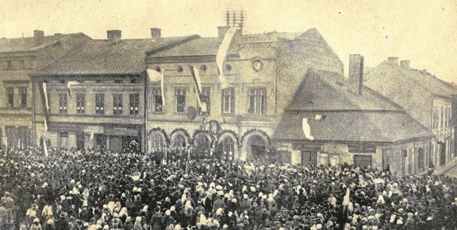 2 listopada 1916 r. na Rynku w Oświęcimiu odbyła się wielka manifestacja patriotyczna po akcie 5 listopada cesarzy Niemiec i Austrii. Radość była przedwczesna, bo chodziło im tylko o zdobycie polskich rekrutów