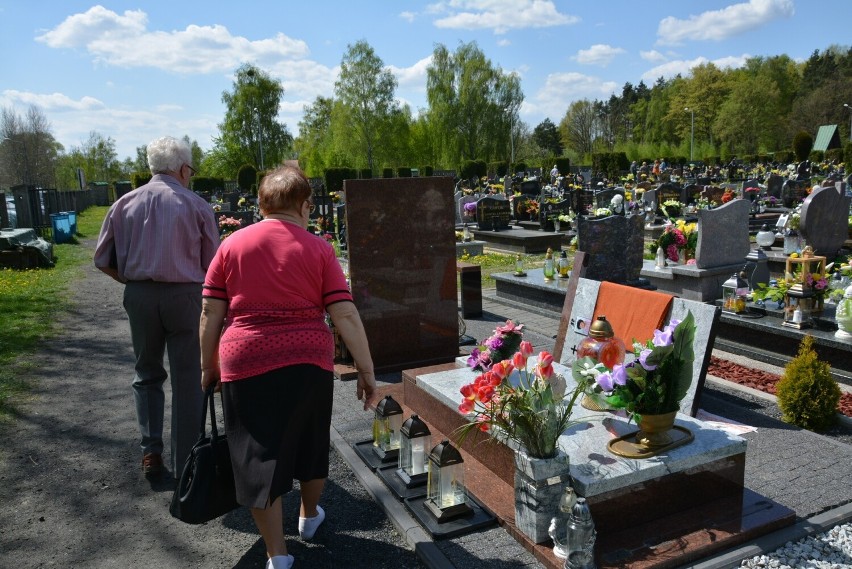 42 nagrobki zostały zdewastowane na cmentarzu parafii św. Józefa w Piekarach Śląskich