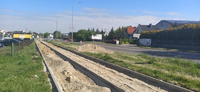 Prace przy budowie ścieżki wzdłuż ulicy Pużaka.