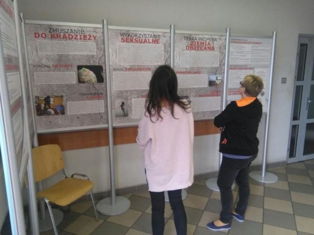 Od środy (11 października) w komisariacie policji w Gubinie oglądać można wystawę pn. „Oblicza handlu ludźmi”.
