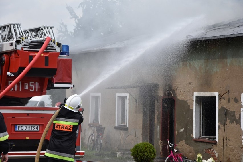 Pożar budynku wielorodzinnego w Jastrzębnikach pod Opalenicą. Dwie osoby poparzone [ZDJĘCIA]