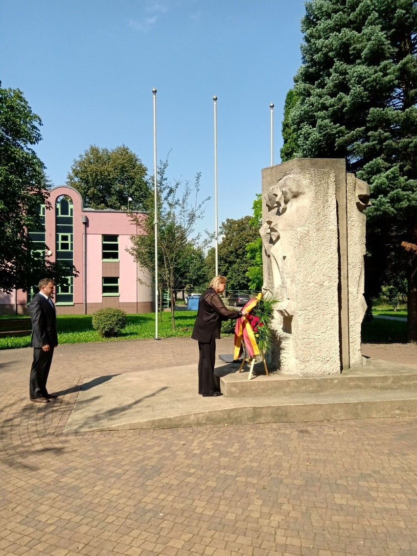 Przed pomnikiem w Brzeszczach odbyły się obchody 79....