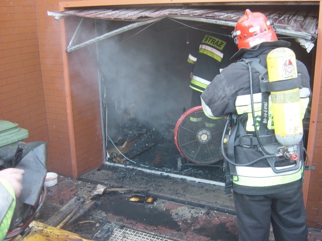 Strażakom udało się szybko zapobiec rozproszeniu ognia na część mieszkalną budynku