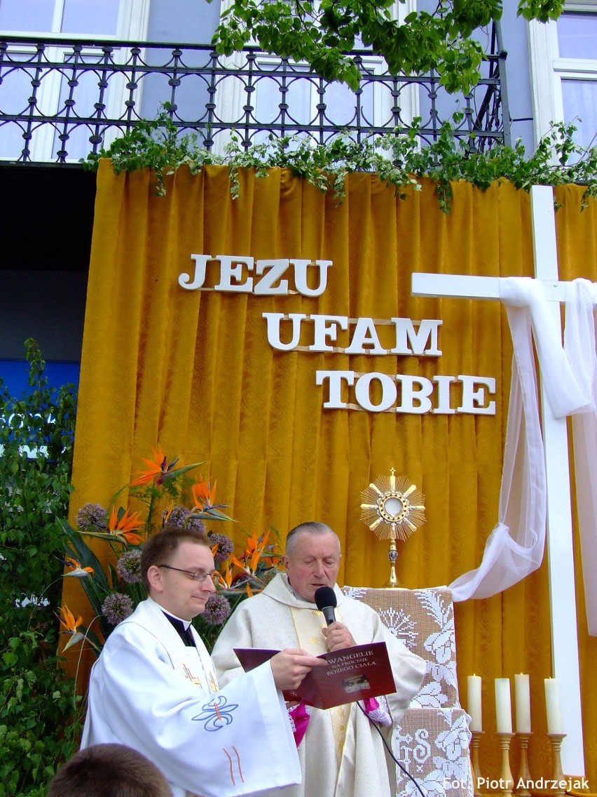 Ks. senior Józef Frątczak czytający Ewangelię. Fot. Piotr...