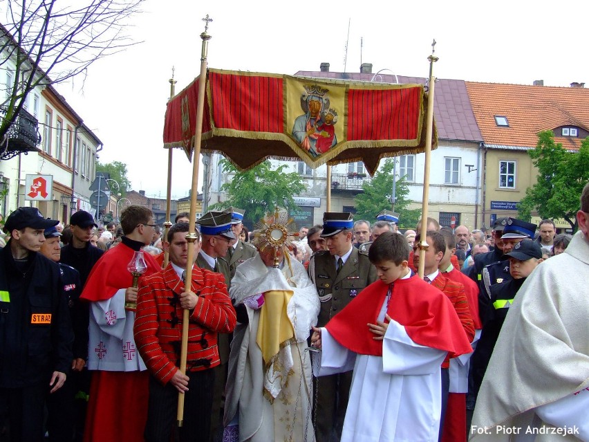 Procesja rusza do drugiego ołtarza. Fot. Piotr Andrzejak