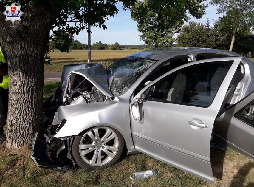 Wypadek w Zahajkach: Samochód rozbił się na drzewie. Zginął pasażer