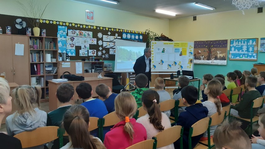Projekt „Pszczoły pod lupą” w Szkole Podstawowej w Pszczółkach. W tym tygodniu odbyło się spotkanie z doradcą Ośrodka Doradztwa Rolniczego w Pruszczu