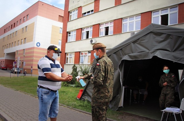 Żołnierze  8 Kujawsko-Pomorskiej Brygady Obrony Terytorialnej przeprowadzają wstępną segregację pacjentów w szpitalu w Grudziądzu